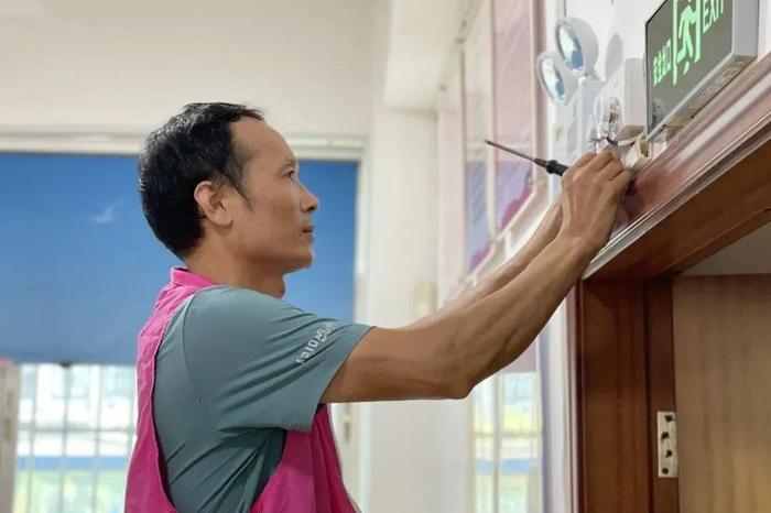 给力！珠海这社区的老党员化身“油漆工”、志愿者变身“电工”！