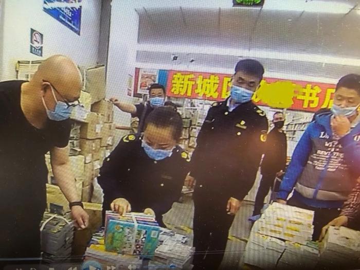 装门面 书店摆满了正版书籍 为利益 仓库内暗藏盗版图书丨两部门联合执法打掉一非法经营书店