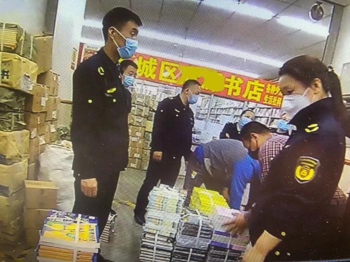 装门面 书店摆满了正版书籍 为利益 仓库内暗藏盗版图书丨两部门联合执法打掉一非法经营书店