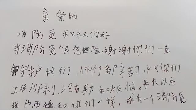 男孩给消防员送奶茶被大门卡住，网友：有爱心很好但也要注意安全