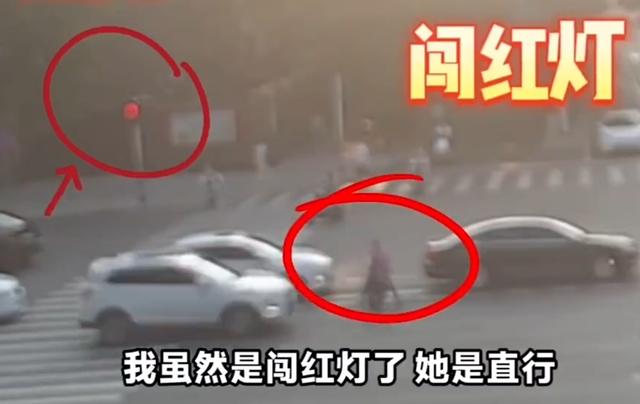 女子骑电动车闯红灯被撞，拒不认错质问交警：司机明明看见我了，为啥不让我？