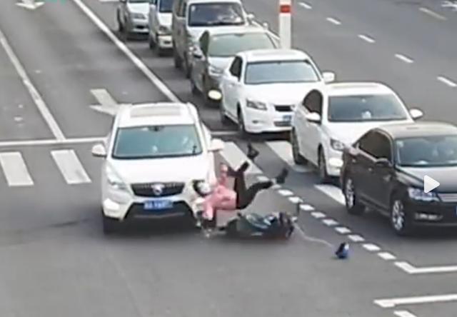 女子骑电动车闯红灯被撞，拒不认错质问交警：司机明明看见我了，为啥不让我？