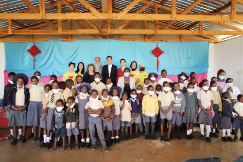 驻津巴布韦大使郭少春代表使馆向津霍桑纳孤儿院捐赠物资