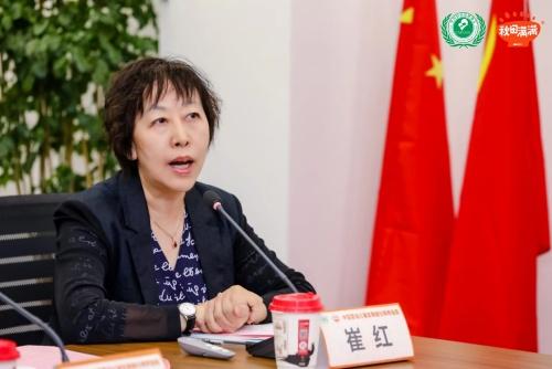 图:崔红主任医师在“中国婴幼儿精细化辅食喂养指南”研讨会上介绍项目及主持学术讨论