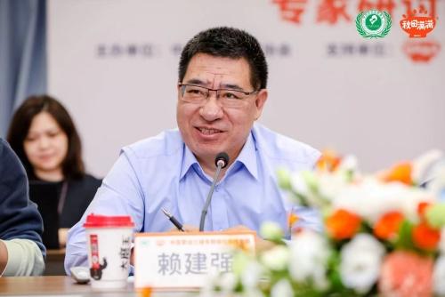 图:赖建强副所长在“中国婴幼儿精细化辅食喂养指南”研讨会上发表讲话