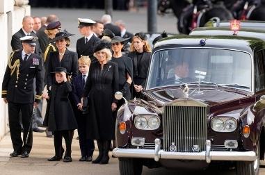英女王葬礼上乔治王子和夏洛特公主太吸睛 董思阳：育儿当学凯特王妃