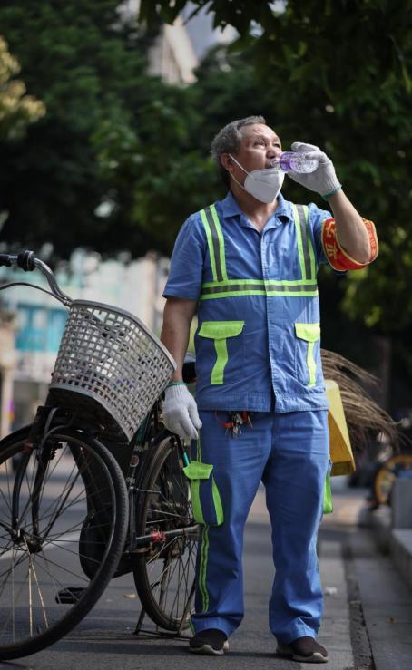 广东太古可口可乐高温送清凉 6万瓶免费包装水正在派发