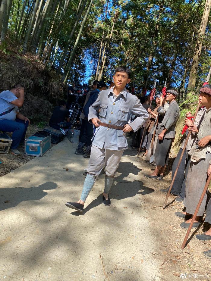 《平凡英雄》首映，张一山没来，微博晒自己拍革命题材电视剧片场照