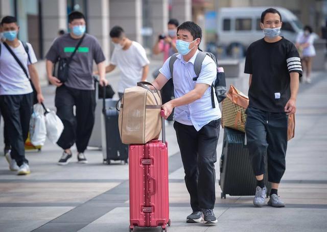 铁路国庆黄金周运输 武汉火车站出行人流增多