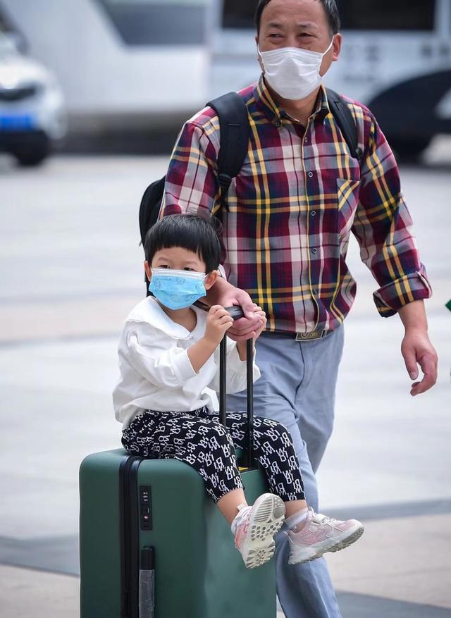 铁路国庆黄金周运输 武汉火车站出行人流增多