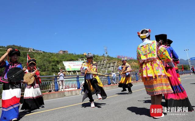 鸡鸣三省大桥上载歌载舞 四川叙永彝族、苗族和汉族同胞欢庆国庆