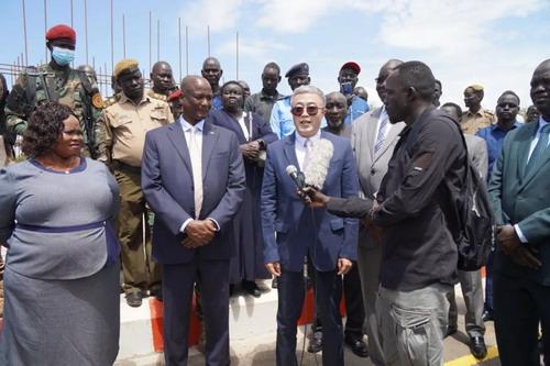 驻南苏丹大使马强陪同南苏丹副总统塔班考察朱巴—伦拜克公路项目