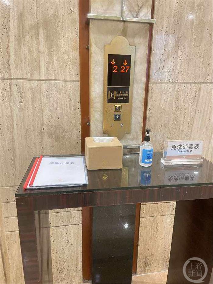 严格落实防疫要求 重庆景区、酒店入口设专人查验“三码”及核算证明