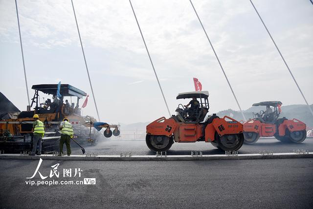 十淅高速丹江口水库特大桥桥面沥青摊铺加快推进