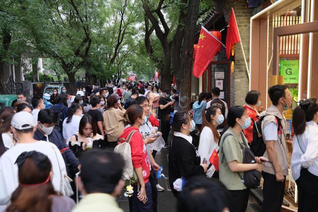 多条高速进京检查站已开始排队，北京部分景区周边仍有明显拥堵