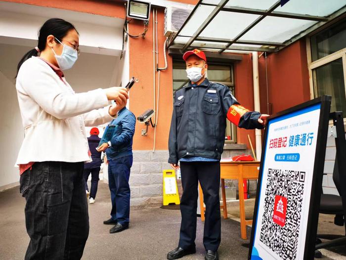 北京石景山八角街道综合行政执法队检查辖区单位抗疫措施