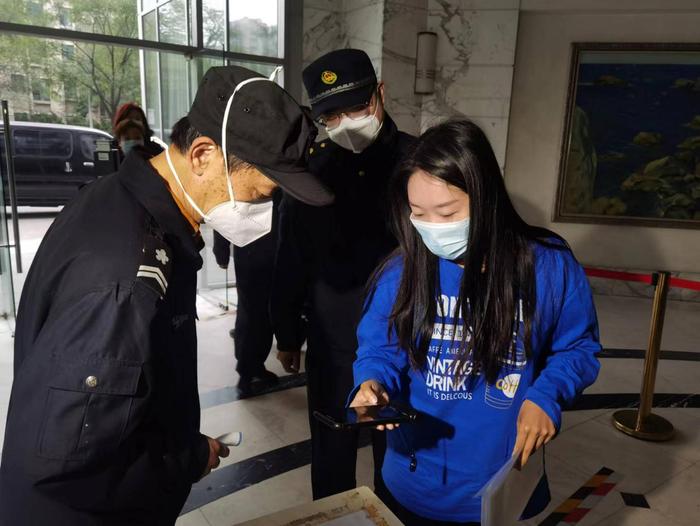 北京石景山八角街道综合行政执法队检查辖区单位抗疫措施