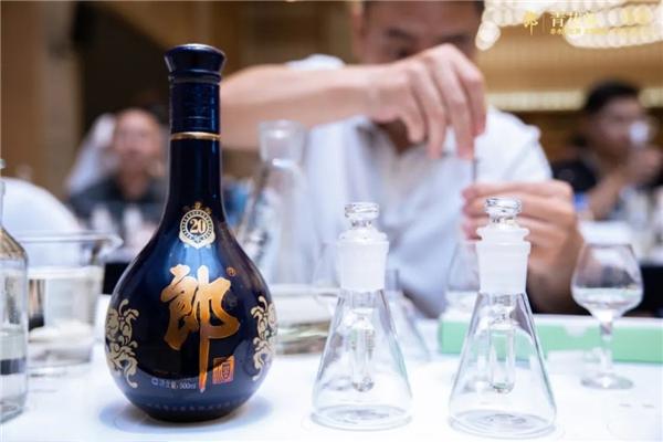 第四届“老酒还乡”青花郎老酒焕新生 郎酒新风味酱香酒体广受好评