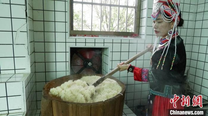 江西南昌畲族姑娘返乡创业记 传统米酒酿出甜蜜生活