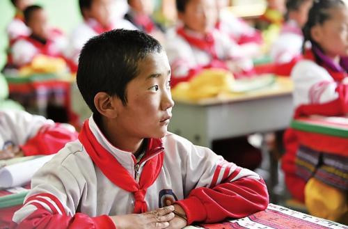 万里经年相援，倾情建设西藏，对口援藏工作助力雪域高原各项事业全面进步。图为在西藏尼玛县完全小学的课堂上，学生在认真听课。