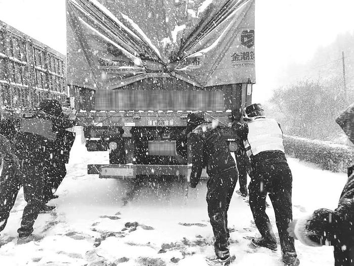 丰宁大滩迎来强降雪 交警闻雪而动