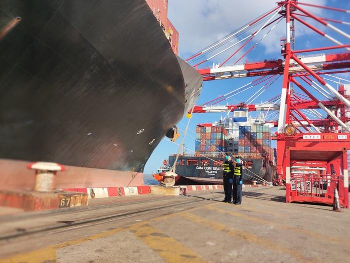 海运转入长江的进口货物，在上海少等一两天，“离港确认”算的是一笔经济账…