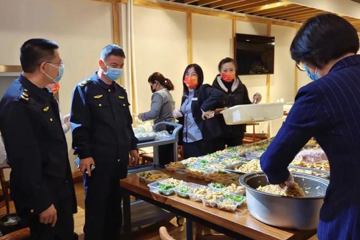 内蒙古赤峰市元宝山区市场监管局对集中隔离场所供餐单位开展专项检查