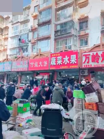 天津一菜店老板遭遇意外，街坊邻居自发帮忙清货2小时买完