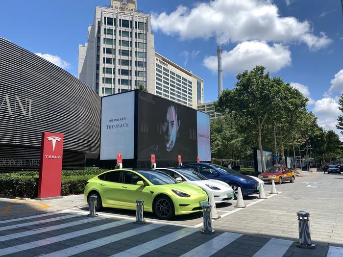 “专业代工巨头”富士康造车开篇，先喊话特斯拉！造四轮车的生意比手机强？