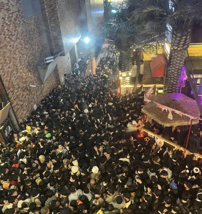 一晚约10万人涌进，踩踏事故造成超200人伤亡，韩国梨泰院是个怎样的地方？