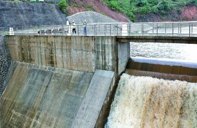 中国援建的布隆迪鲁齐巴齐水电站大坝