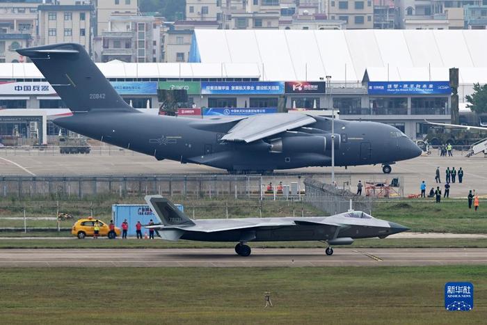 中国空军新闻发言人介绍空军参加第十四届中国航展有关情况