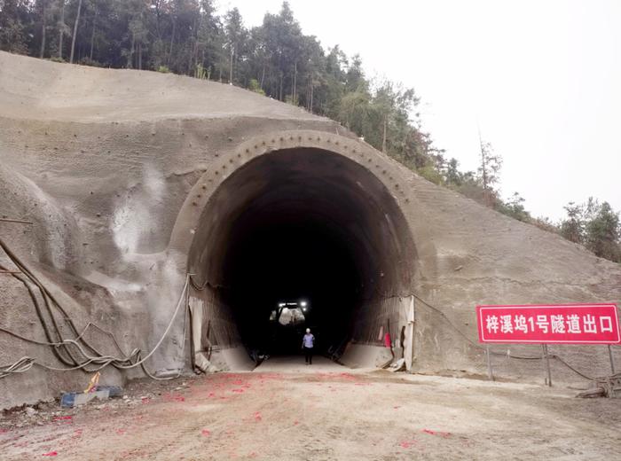 金建铁路首座隧道“梓溪坞 1 号”顺利贯通