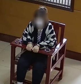 女子在金店内“戏精上身”，众目睽睽下盗走7件黄金首饰：想让男朋友过得舒适些