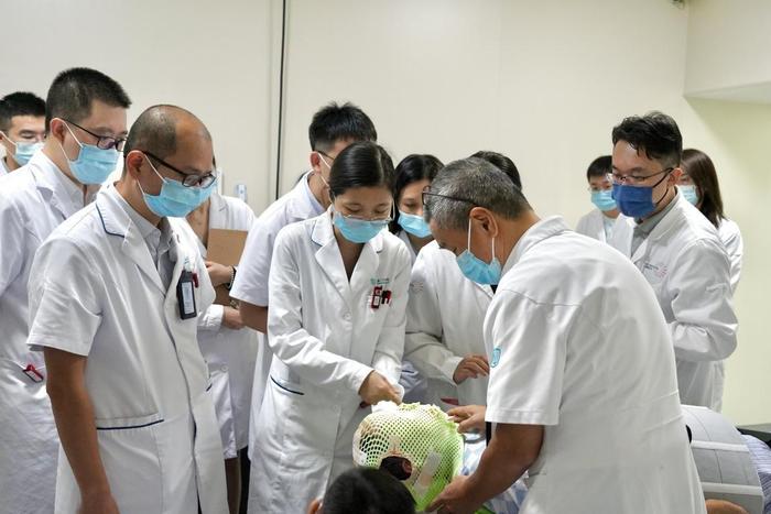 潘建基教授率团队进行首批患者的治疗