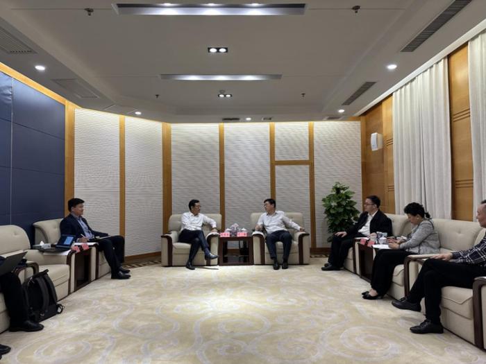 李友生与上海市静安区区委书记于勇举行会谈
