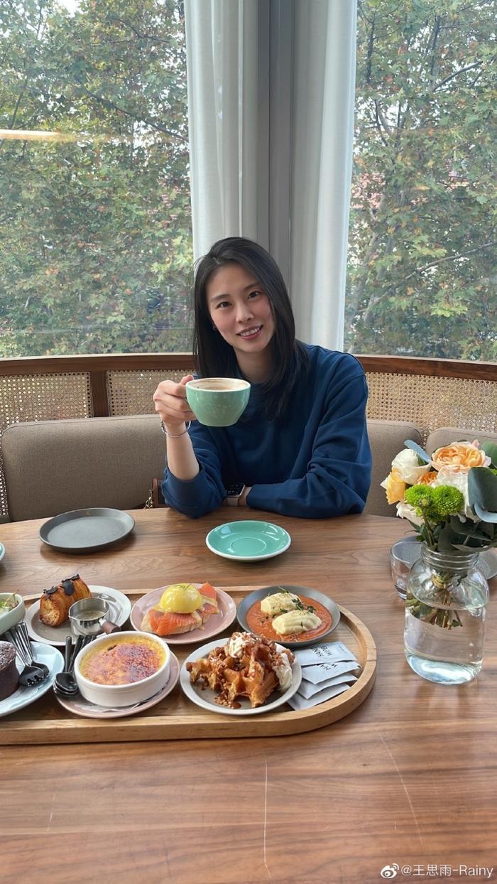 又到星期五！王思雨：发个下午茶库存 提前祝大家周末愉快哦