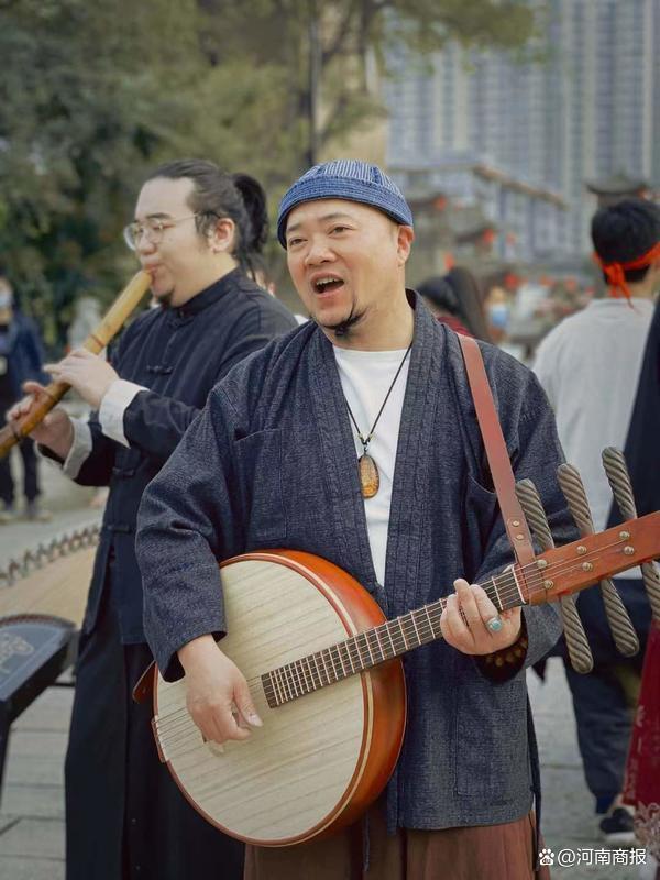 唱着河洛大鼓弹吉他，“斜杠青年”穿越古今《书说洛阳》