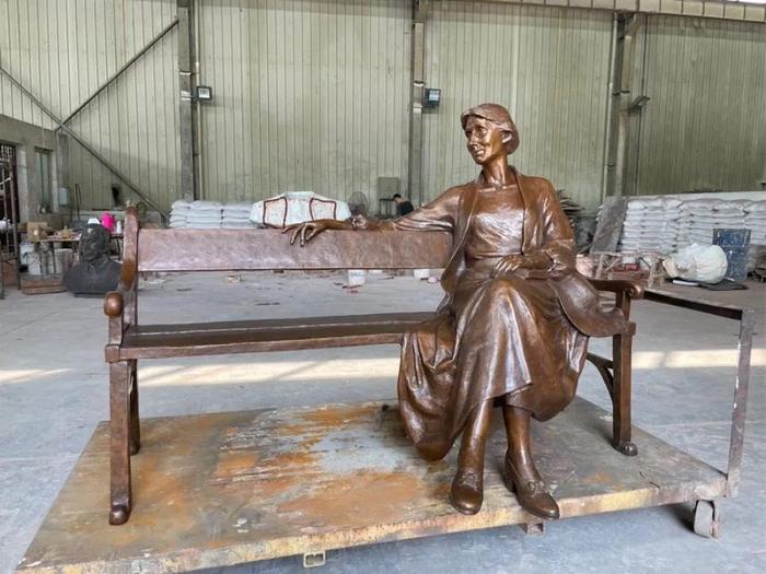 弗吉尼亚·伍尔夫雕像建成，打破英国公共雕塑性别失衡僵局