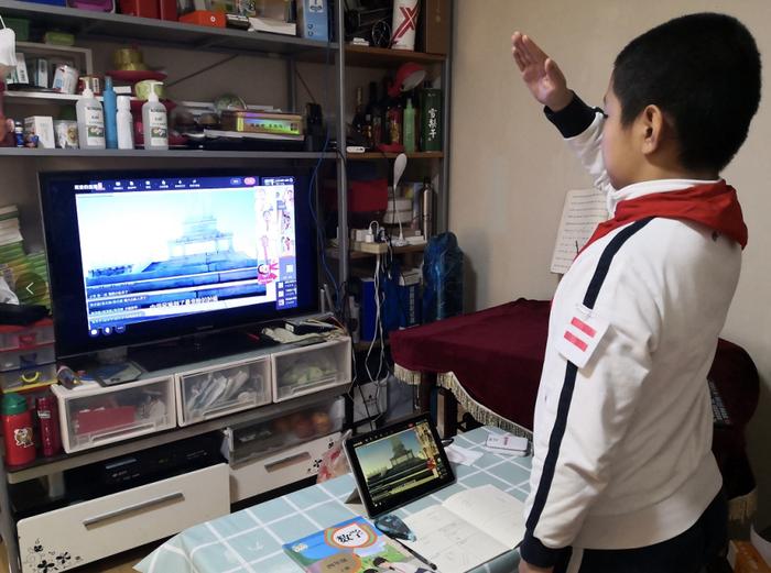 今天上午,北京市东城区崇文小学六年级学生彭依涵身穿校服戴上红领巾,坐在家里的小书桌前开启为期一周的网课学习。