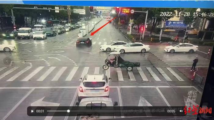 ↑监控视频显示,肇事车辆在路口左转车道闯红灯