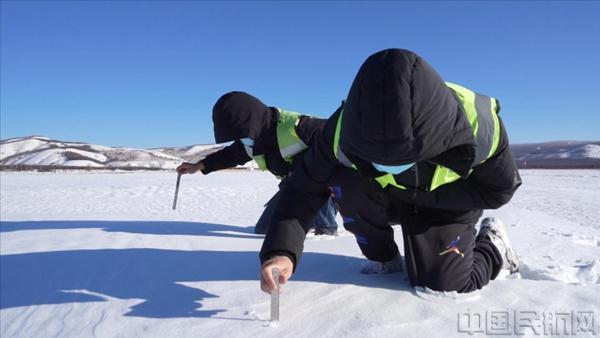 阿尔山机场快速清除道面积雪