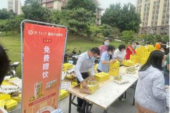 暨南大学116岁庆典，暨大校友会副会长颜海冰给在校师弟妹送午餐