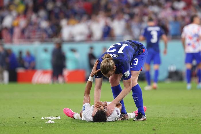 这才是足球！伊朗球员跪地痛哭，美国球员摸头安慰……这一晚，足球赢得尊重