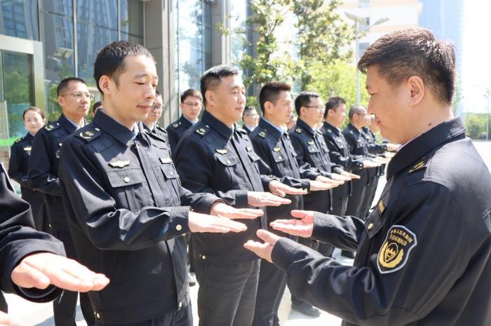 图片新闻 | 苏州加强执法人员制服着装仪表点检和监督