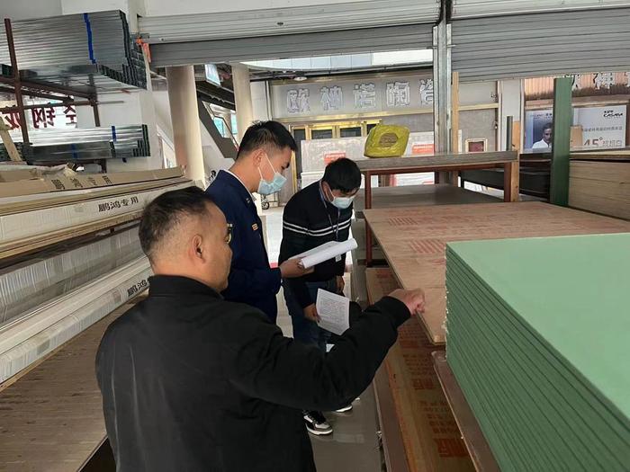 江苏省仪征市市场监管局开展阻燃胶合板专项检查