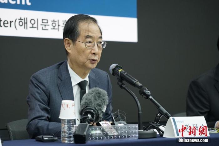 当地时间11月1日下午,韩国总理韩德洙就29日晚间梨泰院踩踏事故举行外国记者见面会。 中新社记者 刘旭 摄