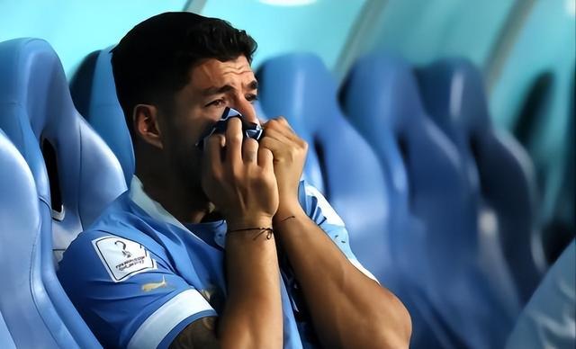 乌拉圭赢球仍出局，卡瓦尼一拳击倒VAR，苏亚雷斯流泪回应：我们被针对了，两次判罚有明显错误