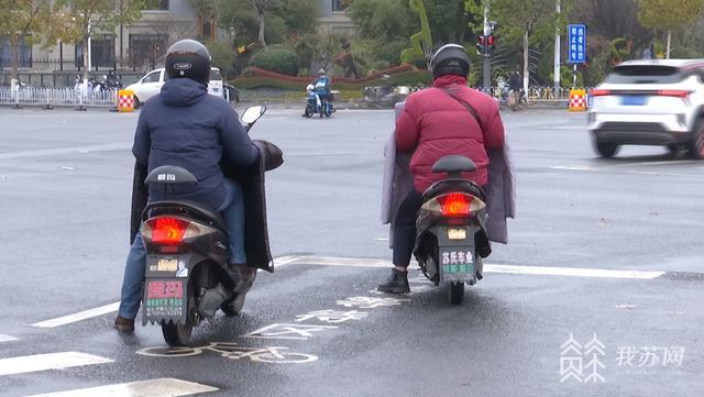 骑电动车配“挡风被”御寒 交警提醒：别让它挡住安全