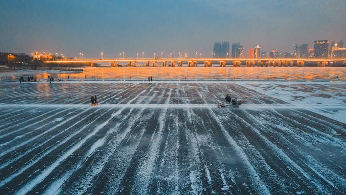 用冰量达10万立方米  第24届哈尔滨冰雪大世界开建